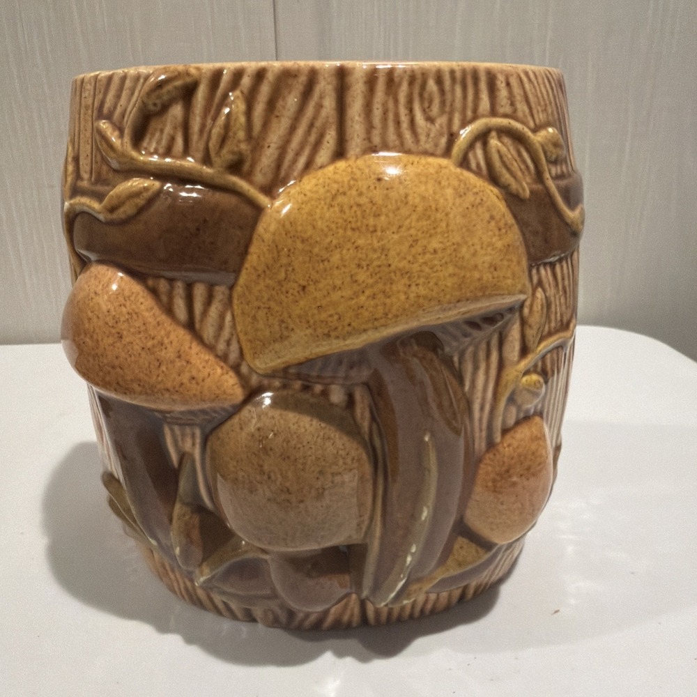 Arnel's 1978 Ceramic Mushroom Planter wall pocket with drainage hole
